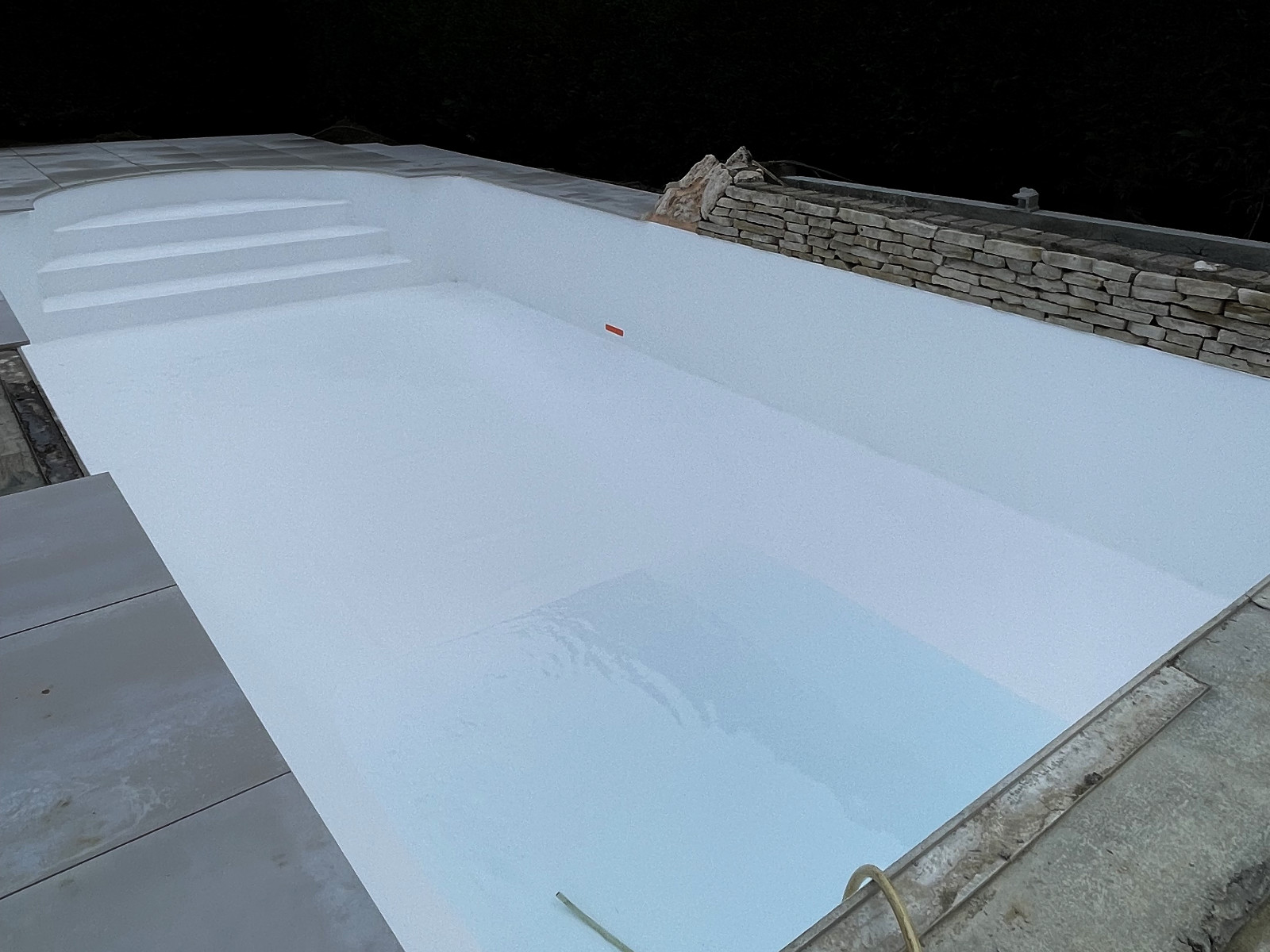 Piscine à membrane armée claire avec escalier sur toute la largeur