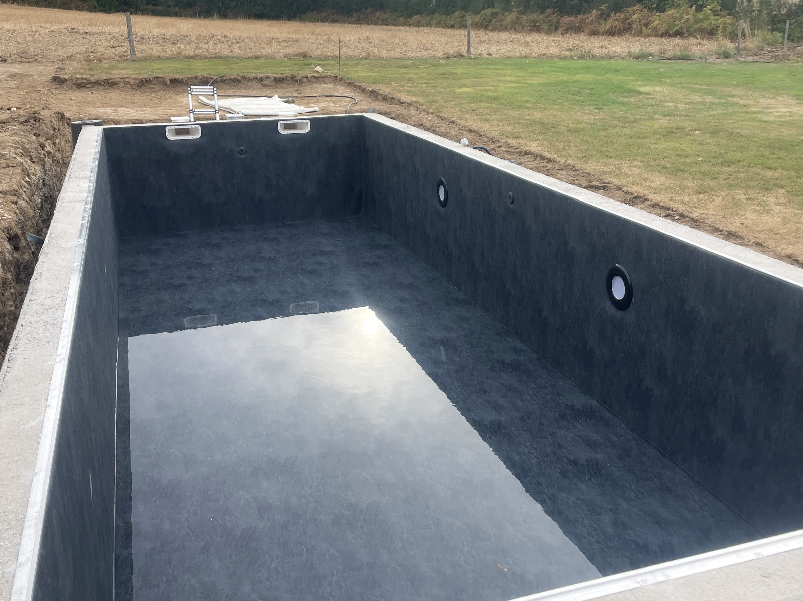 Bassin rectangulaire revêtu d’une membrane armée gris foncé