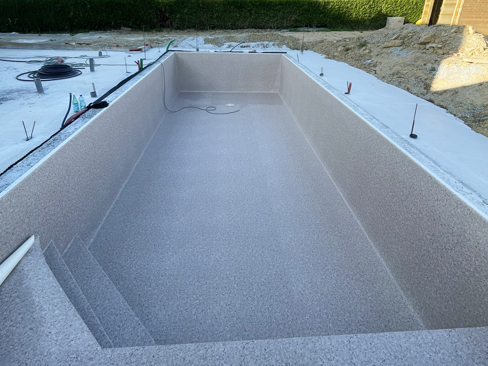 Piscine avec escalier d’angle et membrane armée à finition claire